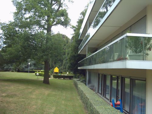 une vue de la r&eacute;sidence depuis le parc pr&egrave;s du bat J