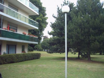 une vue de la r&eacute;sidence depuis le parc pr&egrave;s du bat H